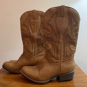 DSW “Legend” Cowgirl Boots in Tan // Size 8